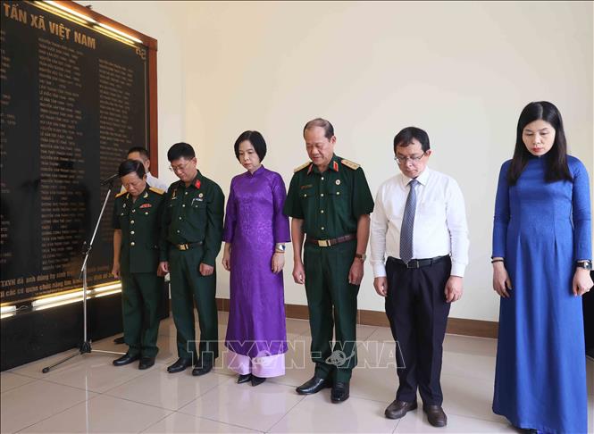 Lãnh đạo TTXVN và Thượng tướng Bế Xuân Trường, Chủ tịch Hội Cựu Chiến binh Việt Nam cùng các đại biểu tưởng niệm các nhà báo-liệt sỹ của Thông tấn xã Việt Nam. Ảnh: An Đăng - TTXVN