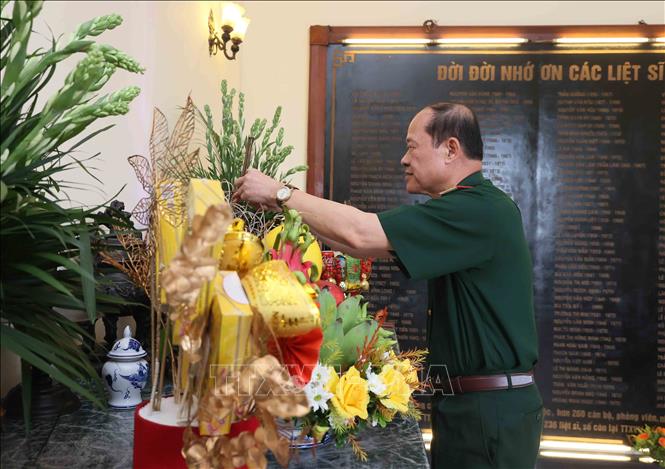 Thượng tướng Bế Xuân Trường, Chủ tịch Hội Cựu Chiến binh Việt Nam dâng hương tưởng niệm các nhà báo-liệt sỹ của Thông tấn xã Việt Nam. Ảnh: An Đăng - TTXVN