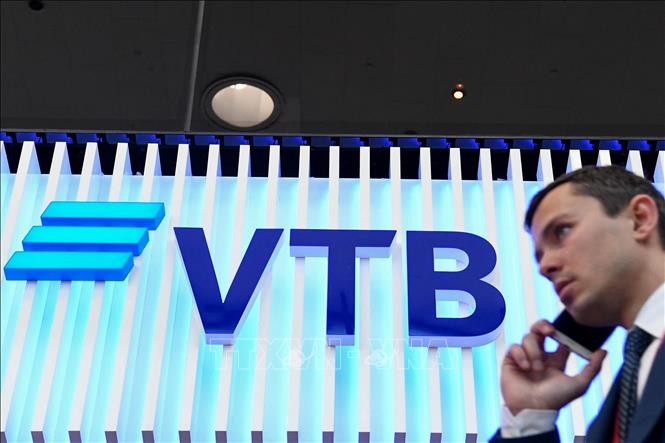 (Tư liệu) Biểu tượng Ngân hàng VTB tại một diễn đàn ở Saint Petersburg, Nga. Ảnh: AFP/TTXVN