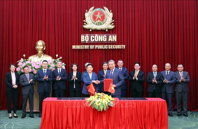 Đại tướng Tô Lâm, Bộ trưởng Bộ Công an và Bộ trưởng Bộ Tư pháp Trung Quốc Hạ Vinh ký kết “Bản ghi nhớ hợp tác''. Ảnh: Phạm Kiên - TTXVN