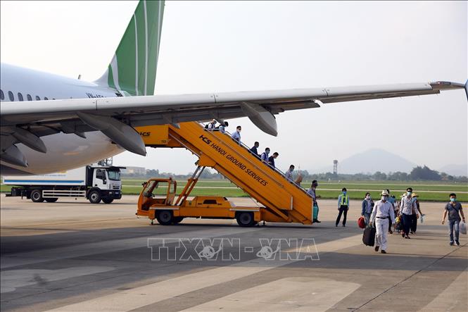 Visitors land at Noi Bai International Airport. VNA Photo: Huy Hùng