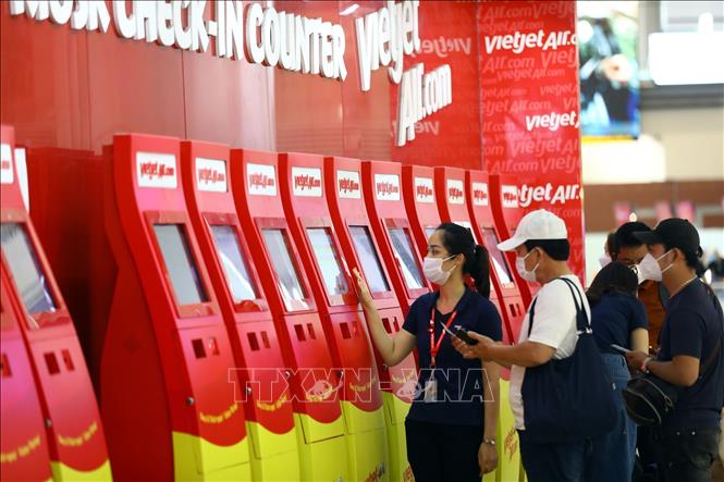Noi Bai International Airport installs various self check-in booths for visitors' convenience. VNA Photo: Huy Hùng