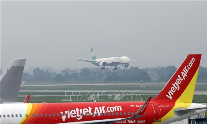 A plane landing at Noi Bai International Airport. VNA Photo: Huy Hùng