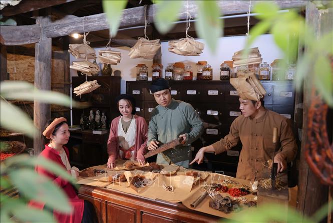 Chuỗi hoạt động góp phần quảng bá hình ảnh Phố nghề Lãn Ông hiện là một trong những điểm đến hấp dẫn cho người dân Thủ đô và du khách trong và ngoài nước. Ảnh: Thanh Tùng - TTXVN 