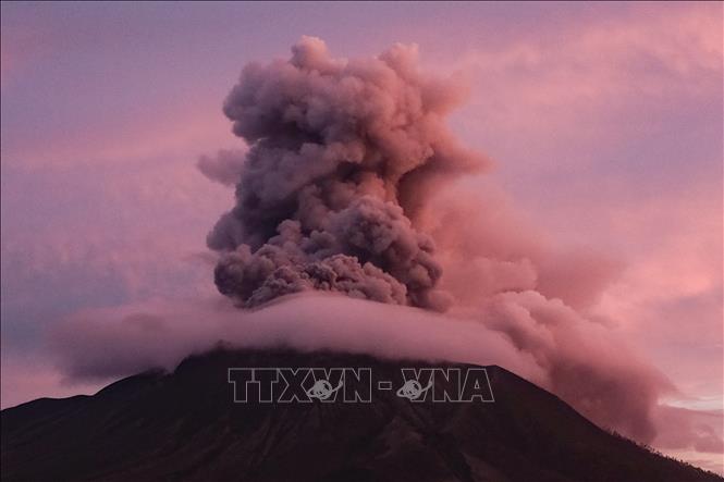 Núi lửa Ruang ở Bắc Sulawesi, Indonesia phun tro bụi chiều 19/4/2024. Ảnh: AFP/TTXVN