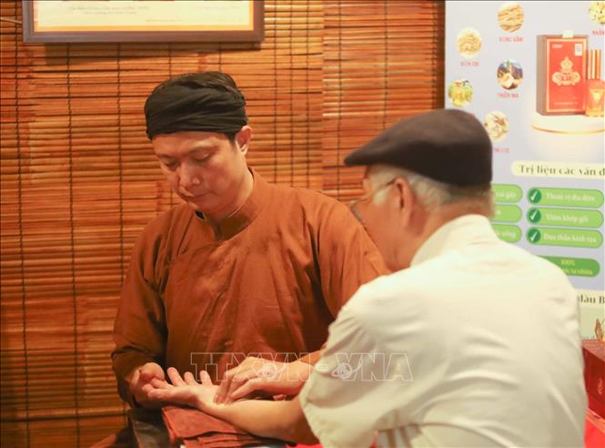 Bên cạnh trưng bày còn có chương trình giới thiệu về các phương pháp y học cổ truyền và tư vấn miễn phí kiểm tra sức khoẻ theo phương pháp y học cổ truyền. Ảnh: Đoàn Công Vũ/TTXVN phát