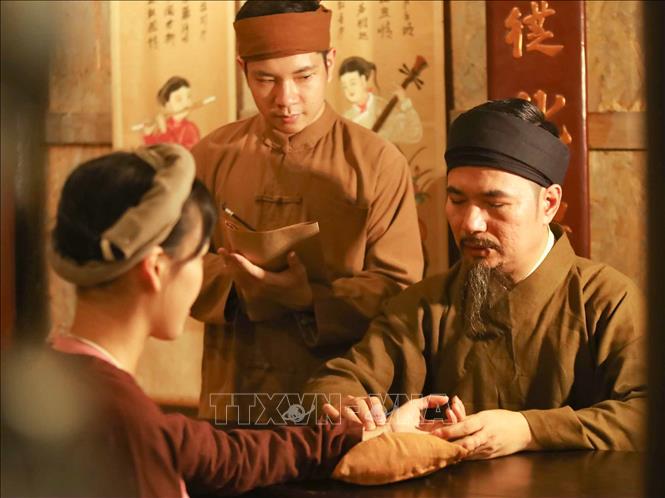 Bên cạnh trưng bày còn có chương trình giới thiệu về các phương pháp y học cổ truyền và tư vấn miễn phí kiểm tra sức khoẻ theo phương pháp y học cổ truyền. Ảnh: Đoàn Công Vũ/TTXVN phát