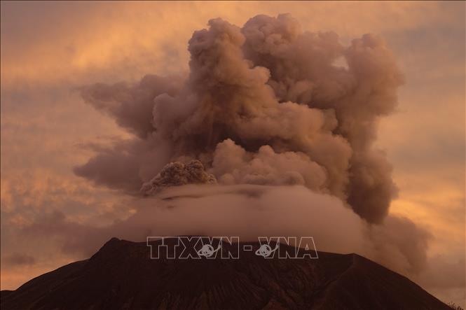 Núi lửa Ruang ở Bắc Sulawesi, Indonesia phun tro bụi chiều 19/4/2024. Ảnh: AFP/TTXVN