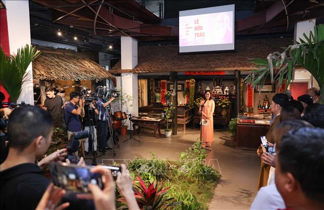 Trưng bày giới thiệu nghề thuốc Đông y cổ truyền Việt Nam, tái hiện không gian hoạt động của gia đình lương y làm nghề thuốc đông y truyền thống.... Ảnh: Thanh Tùng - TTXVN