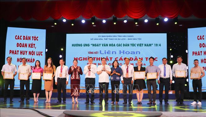 Đại diện các đơn vị đạt giải tại Liên hoan. Ảnh: Hồng Thái - TTXVN