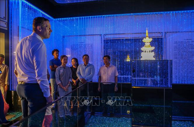 Du khách quốc tế chiêm bái xá lợi Đức Phật trên đỉnh núi Bà Đen. Ảnh: Giang Phương - TTXVN