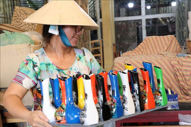 Người dân địa phương chế tác những sản phẩm sơn mài tại làng nghề Tương Bình Hiệp, thành phố Thủ Dầu Một, tỉnh Bình Dương. Ảnh: Dương Chí Tưởng-TTXVN