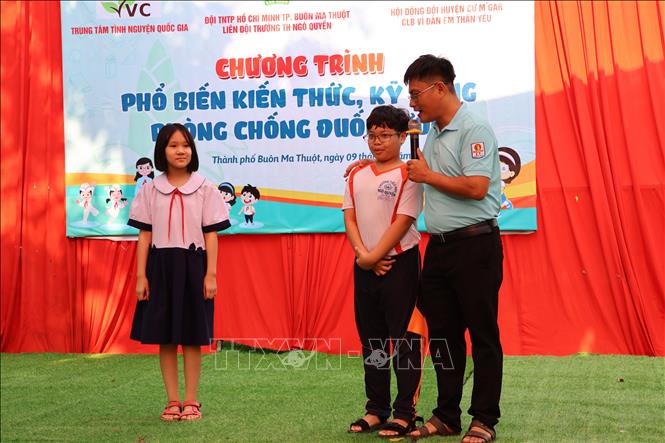 Học sinh Trường Tiểu học Ngô Quyền (thành phố Buôn Ma Thuột, Đắk Lắk) được giáo viên tuyên truyền các kỹ năng cơ bản phòng, chống đuối nước. Ảnh: Nguyên Dung – TTXVN