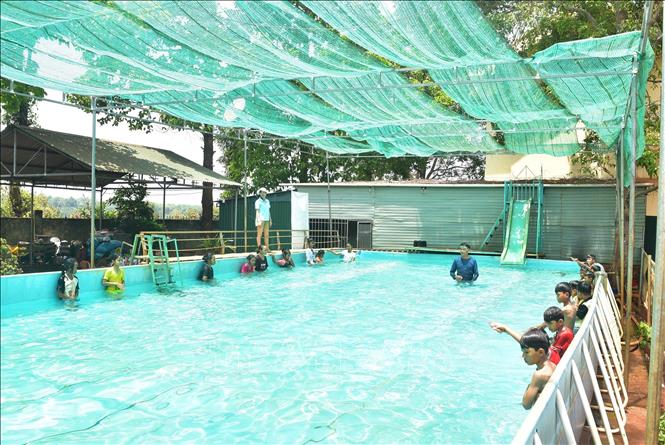 Trường Tiểu học Lý Tự Trọng (xã Ea Kuêh, huyện Cư M’gar) tổ chức 2 lớp dạy bơi miễn phí cho 30 học sinh nghèo, có hoàn cảnh khó khăn trong trường. Ảnh: Nguyên Dung – TTXVN