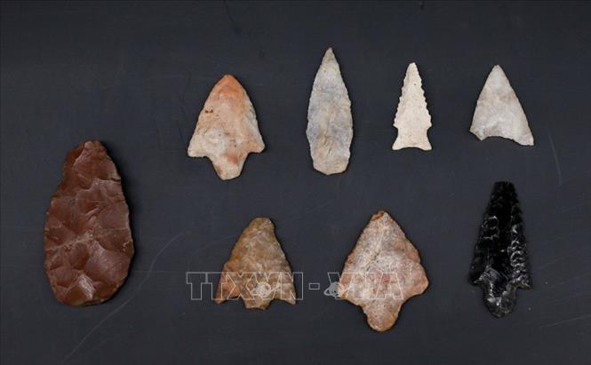 Các mảnh gốm sứ, đầu mũi tên bằng đá có niên đại khoảng năm 750 sau Công nguyên. Ảnh: TTXVN phát
