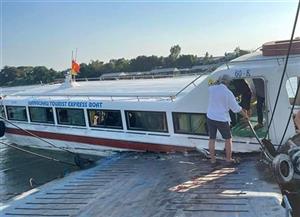 An Giang: Va chạm giữa phà và tàu chở khách trên sông Tiền, 3 người bị thương