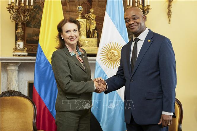 Ngoại trưởng Colombia Luis Gilberto Murillo (phải) trong cuộc gặp với người đồng cấp Argentina Diana Mondino đang ở thăm Bogota, ngày 19/4/2024. Ảnh: AFP/TTXVN