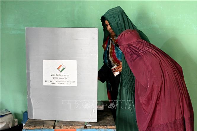 Cử tri Ấn Độ bỏ phiếu tổng tuyển cử tại Kairana, huyện Shamli, bang Uttar Pradesh ngày 19/4/2024. Ảnh: AFP/TTXVN