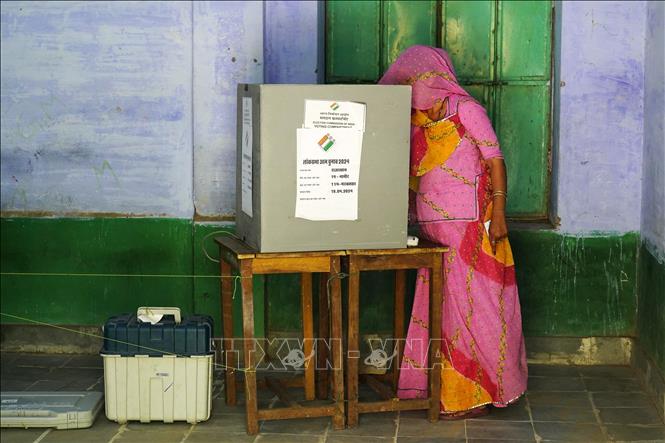 Cử tri Ấn Độ bỏ phiếu tổng tuyển cử tại thị trấn Parbatsar, bang Rajasthan ngày 19/4/2024. Ảnh: AFP/TTXVN