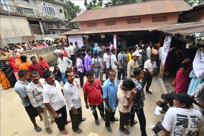 Cử tri Ấn Độ chờ bỏ phiếu tổng tuyển cử tại huyện Nagaon, bang Assam ngày 19/4/2024. Ảnh: THX/TTXVN