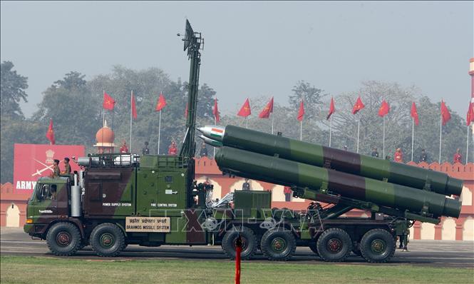 Tên lửa hành trình siêu vượt âm tầm xa BrahMos của Ấn Độ tham gia cuộc diễu binh nhân Ngày Quân đội ở New Delhi. Ảnh: AFP/TTXVN
