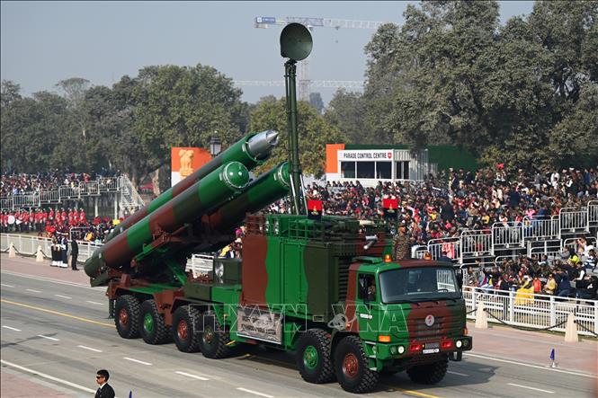 Tên lửa hành trình siêu vượt âm tầm xa BrahMos của Ấn Độ tham gia cuộc diễu binh trong lễ tổng duyệt kỷ niệm Ngày Độc lập ở New Delhi, ngày 23/1/2023. Ảnh: AFP/TTXVN