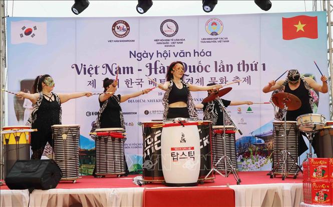 Trình diễn nghệ thuật tại chương trình. Ảnh: Quân Trang-TTXVN  