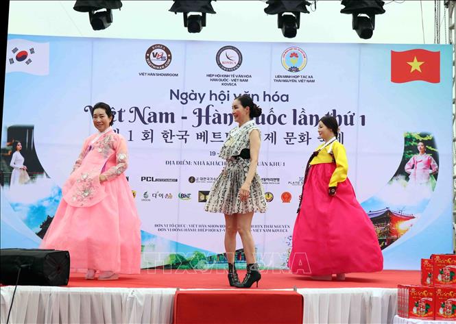 Trình diễn trang phục Hàn Quốc tại chương trình. Ảnh: Quân Trang-TTXVN 