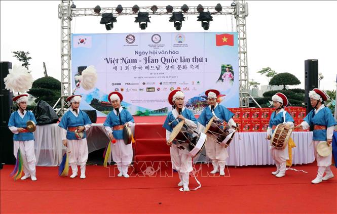 Các nghệ sĩ đến từ Hàn Quốc biểu diễn nghệ thuật. Ảnh: Quân Trang-TTXVN Ảnh: Quân Trang-TTXVN 