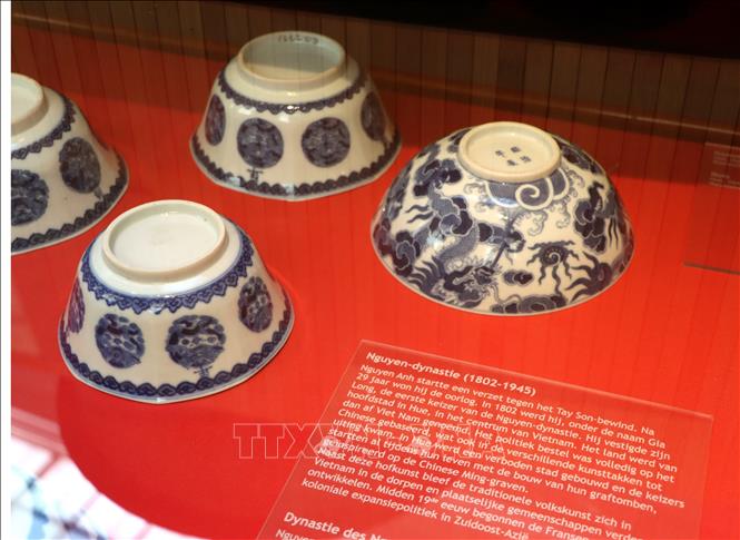 Porcelains bowls dated back from the Nguyen Dynasty in the 19th century. VNA Photo: Hương Giang
