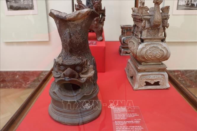 Tho Ha Pottery vases dated back from the 16-17th centuríe. VNA Photo: Hương Giang