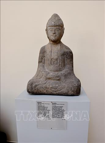 A stone Buddha statue dated back to the 5th-6th centuries. VNA Photo: Hương Giang