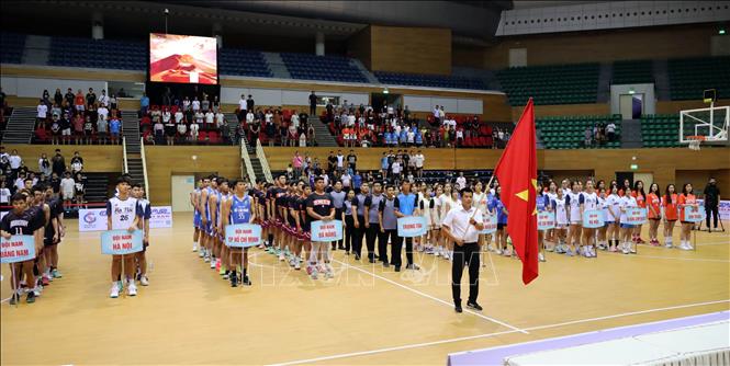 Các đội bóng tham dự giải thực hiện nghi thức chào cờ tại lễ khai mạc. Ảnh: Trần Lê Lâm - TTXVN 