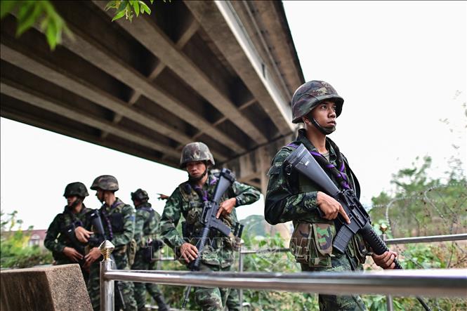 Binh sĩ Thái Lan gác gần cửa khẩu Tak ở huyện Mae Sot, biên giới với Myanmar ngày 10/4/2024. Ảnh: AFP/TTXVN
