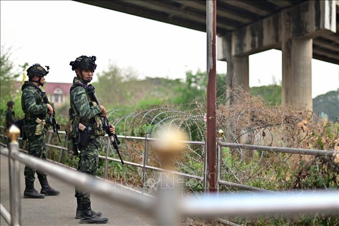 Binh sĩ Thái Lan gác gần cửa khẩu Tak ở huyện Mae Sot, biên giới với Myanmar ngày 10/4/2024. Ảnh: AFP/TTXVN