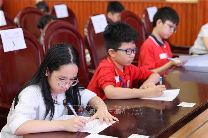 Ban Tổ chức mong muốn qua mỗi kỳ tổ chức đều có thể tìm kiếm những gương mặt xuất sắc để biểu dương thành tích cũng như tôn vinh tinh thần học tập, rèn luyện và nỗ lực, phấn đấu để từ đó cổ vũ cho phong trào học tập tiếng Anh phát triển mạnh mẽ hơn. Ảnh: Thanh Tùng - TTXVN