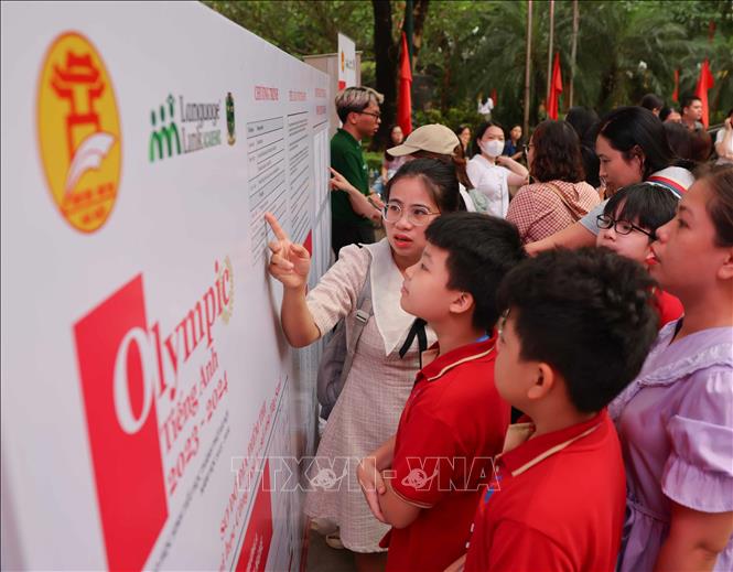 Học sinh dự thi vòng chung khảo xem sơ đồ phòng thi, số báo danh tại khu vực thi. Ảnh: Thanh Tùng - TTXVN