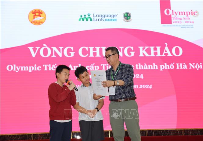 Học sinh dự thi vòng chung khảo cùng đại diện Sở Giáo dục và Đào tạo Hà Nội kiểm tra niêm phong đề thi. Ảnh: Thanh Tùng - TTXVN