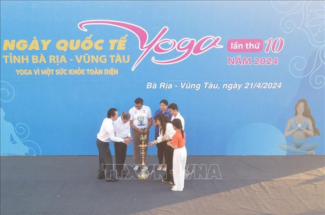 Delegates start activities in response to the 10th International Day of Yoga. VNA Photo: Huỳnh Sơn