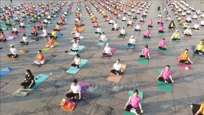 A Yoga performance at the event. VNA Photo: Huỳnh Sơn