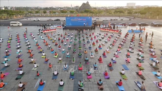 A Yoga performance at the event. VNA Photo: Huỳnh Sơn