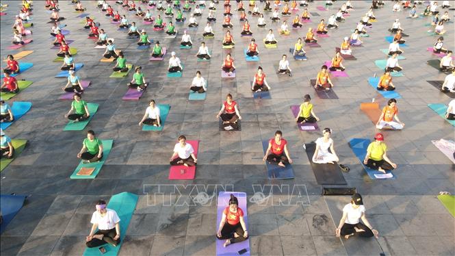A Yoga performance at the event. VNA Photo: Huỳnh Sơn
