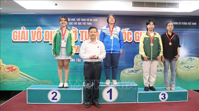Đại diện Ban tổ chức trao huy chương cho các kỳ thủ đạt thành tích cao. Ảnh: Huỳnh Sơn - TTXVN