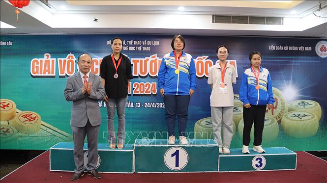 Ông Nguyễn Minh Thắng, phụ trách bộ môn Cờ thuộc Cục Thể dục Thể thao trao huy chương cho các kỳ thủ đạt thành tích cao nội dung cờ nhanh nữ. Ảnh: Huỳnh Sơn - TTXVN