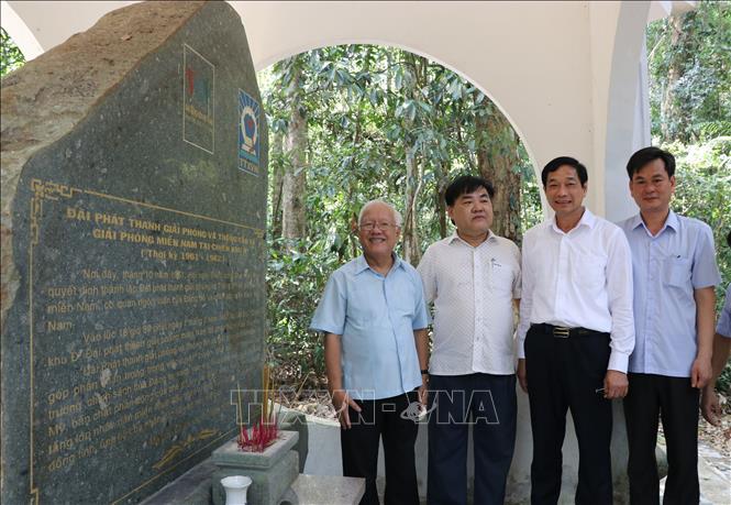 Các đại biểu tham quan, thắp hương tại Nhà bia tưởng niệm của Thông tấn xã Giải phóng. Ảnh: Lê Xuân-TTXVN
