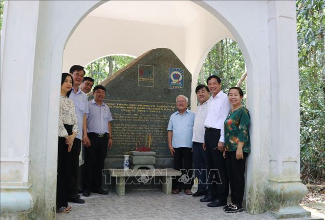 Các đại biểu tham quan, thắp hương tại Nhà bia tưởng niệm của Thông tấn xã Giải phóng. Ảnh: Lê Xuân-TTXVN