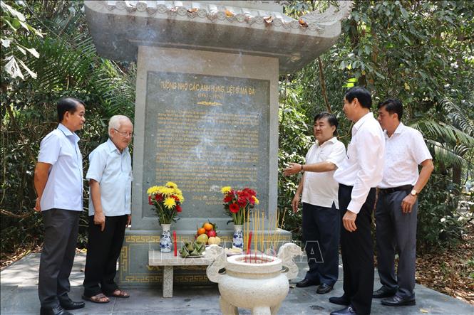 Các đại biểu tham quan, thắp hương tại bia tưởng niệm các anh hùng liệt sỹ hy sinh tại Chiến khu D (xã Mã Đà, huyện Vĩnh Cửu, tỉnh Đồng Nai). Ảnh: Lê Xuân-TTXVN