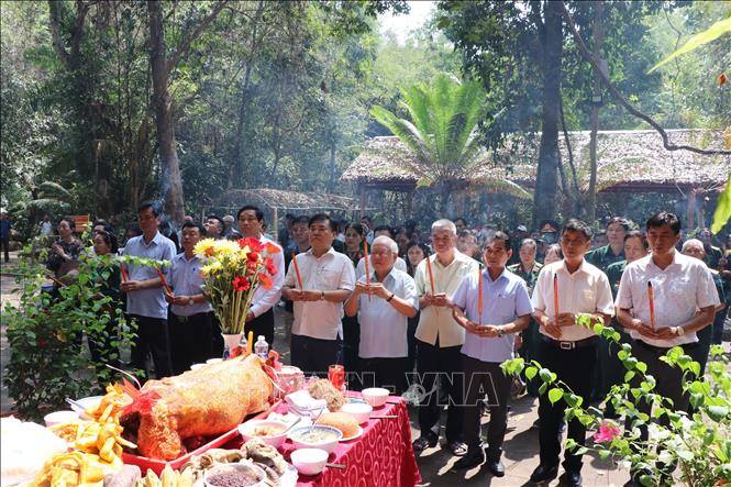 Đông đảo cựu chiến binh và các tầng lớp nhân dân về tham dự lễ giỗ cho các anh hùng liệt sỹ đã hy sinh trong cuộc kháng chiến chống Mỹ tại Chiến khu D (xã Mã Đà, huyện Vĩnh Cửu, Đồng Nai). Ảnh: Lê Xuân-TTXVN