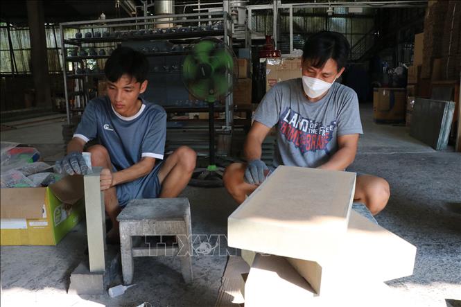 Lacquer can be used to cover many materials, such as wood for furniture, chipboard for pictures and boxes, pottery, fabric or paper. VNA Photo: Dương Chí Tưởng