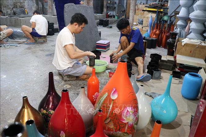 Tuong Binh Hiep villagers make lacquer products. VNA Photo: Dương Chí Tưởng